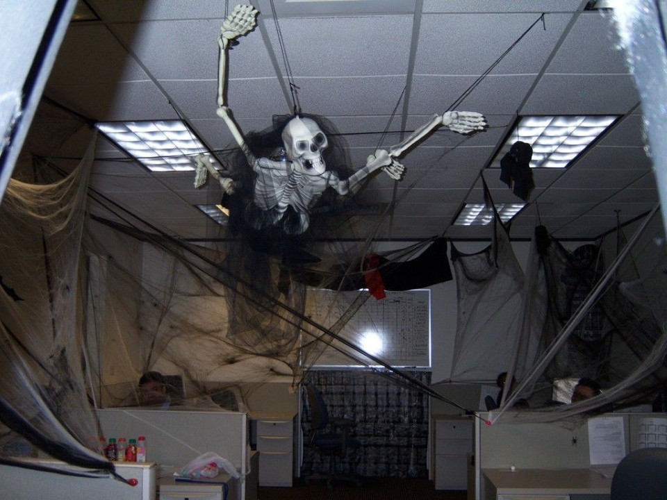 Halloween Office Decorating Contest Ideas: How to Organize and Win