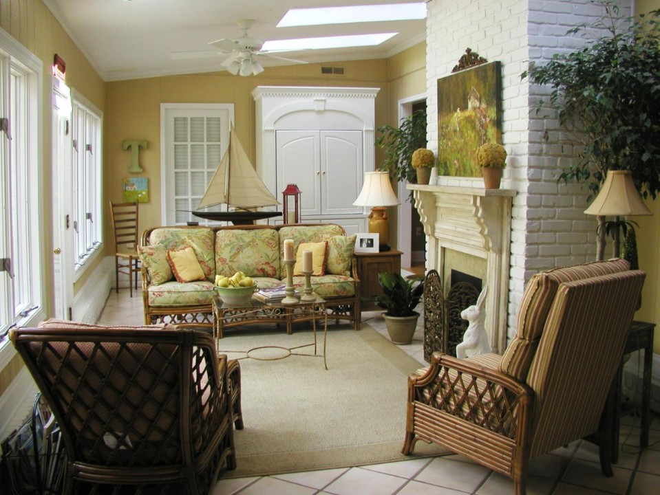 Modern Sunroom Decor and How to Style a Sleek and Comfortable Retreat